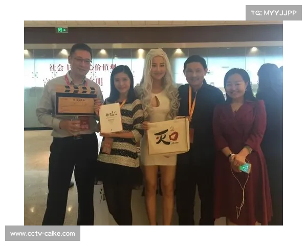 举重爱好者徐偲睿:为队友递镁粉并叮嘱细节,重量靠自己举事儿不用自己扛 举重爱好者徐偲睿:为队友递镁粉并叮嘱细节,重量靠自己举事儿不用自己扛